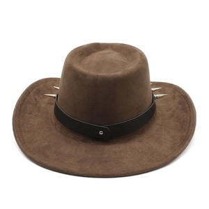 Chapeau de cowboy en daim marron avec ruban en cuir noir et clous métalliques argentés