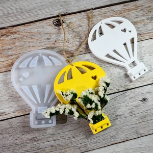 Dettaglio dello stampo in silicone a mongolfiera con oggetti in resina e fiori secchi