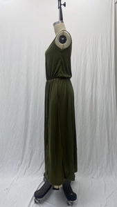 Detail van olijfgroene mouwloze maxi-jurk met zijsplit op een kledinghangermodel