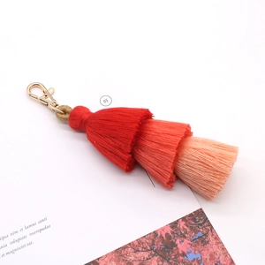 Böhmischer dreilagiger Quasten-Schlüsselanhänger mit Farbverlauf von Rot zu Rosa und Goldclip