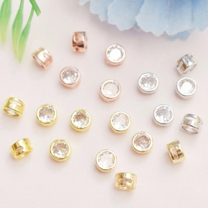 Detalle de cuentas espaciadoras de circón redondo bañadas en oro 14K, oro rosa y plata