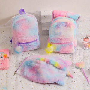 Flachbild von Regenbogen Einhorn Plüschrucksack Set mit bunten Batik Kunstpelz Details