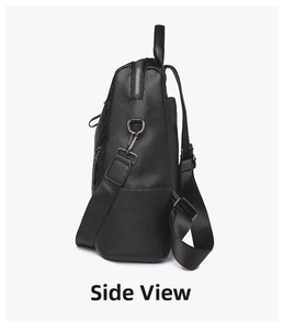 Seitenansicht des schwarzen Lederrucksacks mit Seitentasche und silbernen Reißverschlüssen