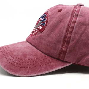 Detail der burgunderroten Baseballkappe aus Baumwolle mit Vintage-Stickerei und Ziernähten