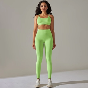 Vista frontale di set yoga verde neon senza cuciture con reggiseno sportivo e leggings a vita alta