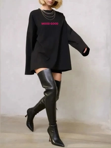 Λεπτομέρεια από μαύρο βαμβακερό oversized t-shirt με ροζ τύπωμα MOOD GOOD γράμματα