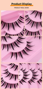 Gros plan de faux cils croisés denses avec base transparente sur plateau rose