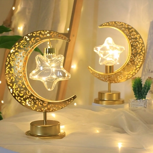 Vista detallada de la lámpara de mesa LED de luna y estrella de hierro dorado festivo.