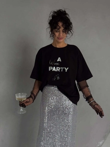 Camiseta negra con estampado de letras y falda larga de lentejuelas plateadas para fiesta