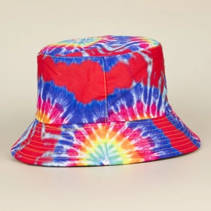 Dettaglio del cappello alla pescatora tie-dye con stampa graffiti e cuciture gialle