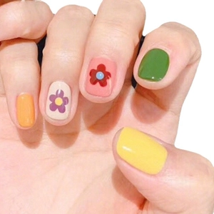 Stickers à ongles fraise arc-en-ciel avec motifs floraux frais et finitions colorées