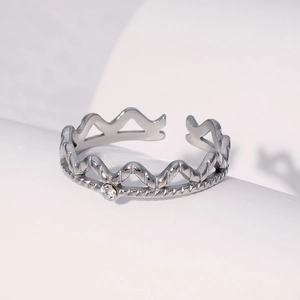 Bague ouverte minimaliste en acier argenté avec couronne ondulée et accent en zircon