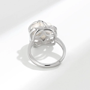 Elegant S925 silver vine ring with a white pearl in a geometric hollow design