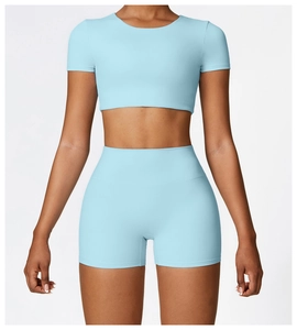 Detail eines hellblauen Yoga-Sets mit kurzem Oberteil und hoch taillierten Sportshorts