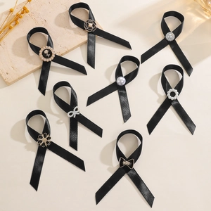Détail de broches en ruban de satin noir avec perles vintage et motifs floraux
