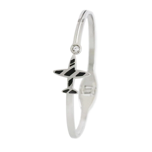 Vue détaillée du bracelet en acier argenté avec breloque d'avion en émail noir