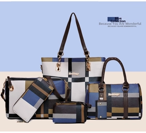 Détail d'un ensemble de 6 sacs avec motifs géométriques bleus et logo métallique