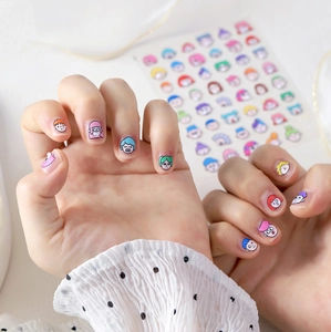 Détail d'autocollants à ongles 3D mignons avec relief perlé et motifs de dessin animé