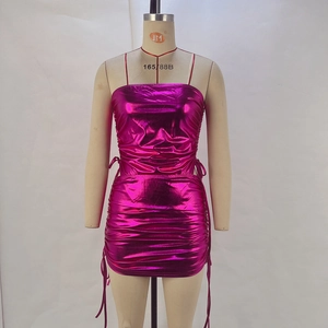 Detail der magenta-metallic Stoff- und verstellbaren Kordelzug-Raffung an diesem Kleid