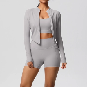 Détail de l'ensemble de yoga mauve avec veste zippée et short à poches latérales