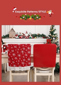 Détail de la housse de chaise de Noël rouge avec motifs de flocons et bordure à volants