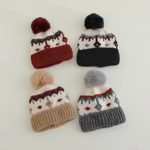 Berretti in maglia Fair Isle con morbidi pompon in quattro colori per il calore invernale