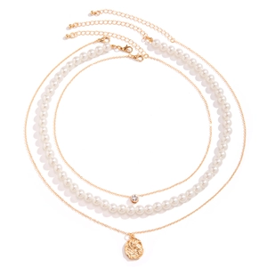 Drielagige gouden ketting set met parelstreng en getextureerde munt hanger