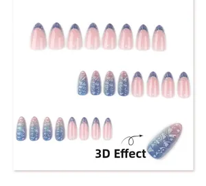 Détails d'ongles amande courts avec textures 3D bleues et mini perles nacrées
