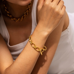 Ensemble élégant bracelet et collier à grosse chaîne plaqué or 18 carats sur un mannequin