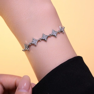 Elegantes silbernes Armband mit funkelnden Stern-Zirkonia-Steinen am weiblichen Handgelenk