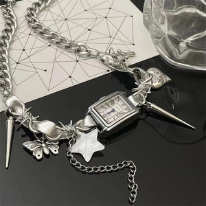Collana choker punk Y2K con ciondoli a stella e pendente vintage a quadrante rettangolare