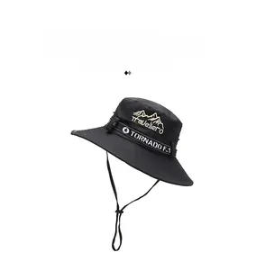 Dettaglio cappello da sole nero con ricamo di montagna e cinturino regolabile per il mento