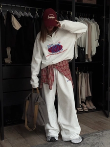 Survêtement blanc en deux pièces avec sweat demi-zip et pantalon large au style rétro