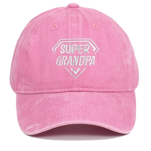 Dettaglio del ricamo Super Grandpa sul cappellino in cotone lavato rosa vintage
