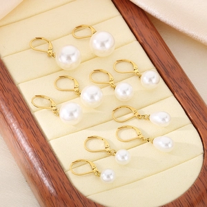 Set di orecchini in acciaio inossidabile placcato oro 18K con perle bianche di varie misure
