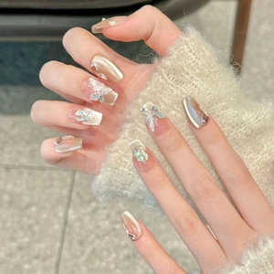 Uñas postizas 3D de lujo con mariposa efecto ojo de gato champán y detalles de perlas