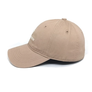 Dettaglio del cappellino in cotone kaki con ricamo REEN bianco e cuciture fini