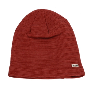 Bonnet en tricot rouge brique pour femme avec motif chevrons et écusson Heat