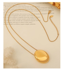 Vue détaillée du pendentif ovale en or poli avec gravure K18 et chaîne gourmette