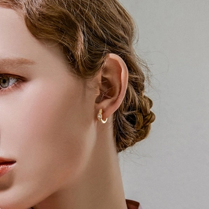 Élégantes boucles d'oreilles créoles C en argent S925 doré avec zircons colorés sur mannequin
