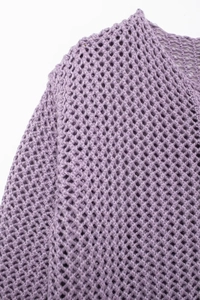 Détail macro du tricot violet lavande avec un design ajouré en maille diamantée
