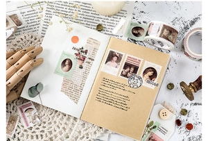 Makroaufnahme von Vintage-Stempel-Washi-Tape und Aufklebern mit floralen Motiven für Journals