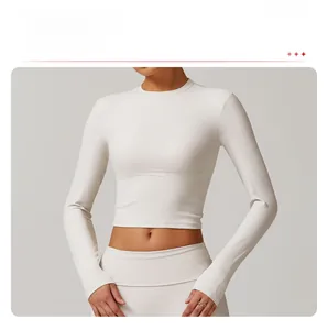 Détail du haut court de yoga blanc à manches longues avec coupe slim et tissu élastique