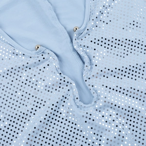 Nahaufnahme von glitzernden Pailletten und Perlenstickerei am tiefen V-Ausschnitt Kleid
