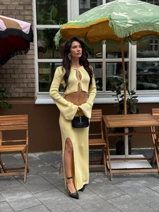 Ensemble en tricot 2 pièces avec cardigan jaune crème à lacets et jupe longue fendue