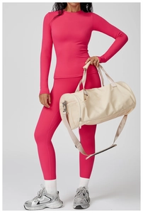 Ensemble de yoga rose avec haut court à manches longues et legging à taille haute