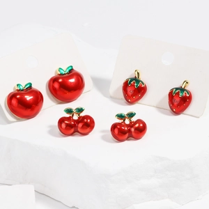 Lot de boucles d'oreilles fraise cerise pomme en émail rouge sur socle blanc