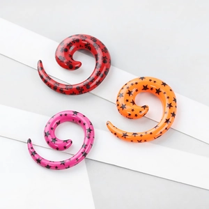 Détail d'écarteurs d'oreilles spirale colorés avec motifs crâne et étoile en acrylique