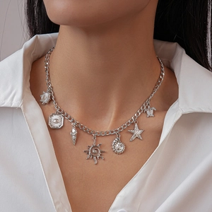 Collana marina d'argento con ciondoli a stella marina e tartaruga su una modella