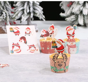 Detailansicht der Weihnachtscupcake-Förmchen und Weihnachtsmann-Topper zum Backen